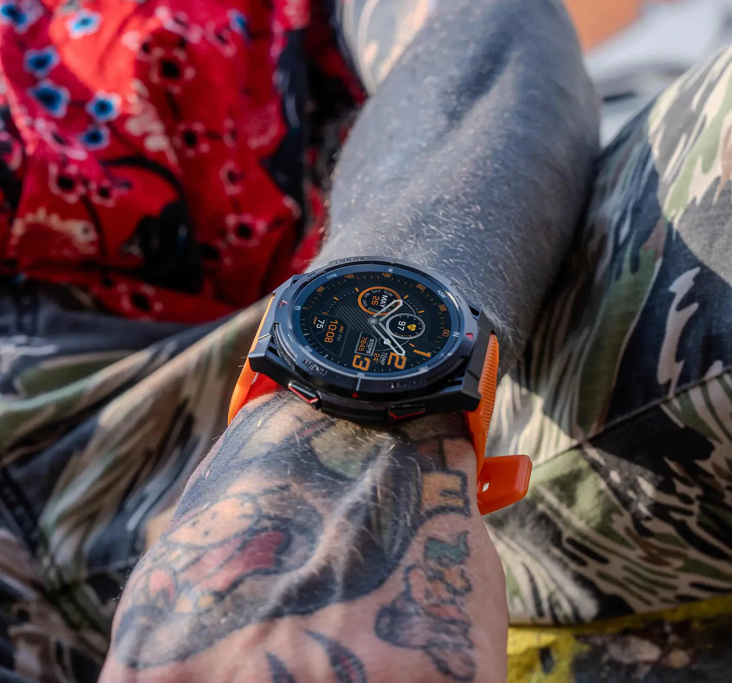 Homem usando o smartwatch Carbon com pulseira laranja — resistência e estilo
