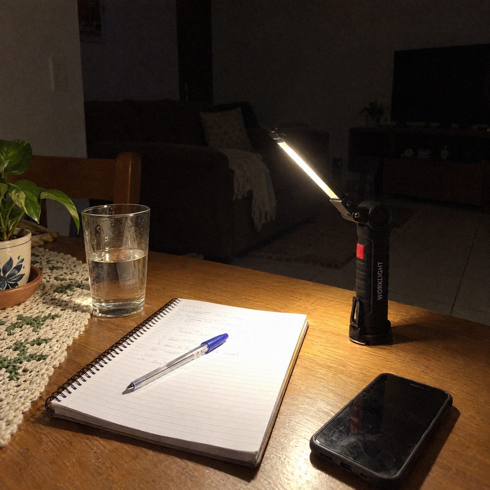 Lanterna Magnética Carbon como luminária na falta de energia