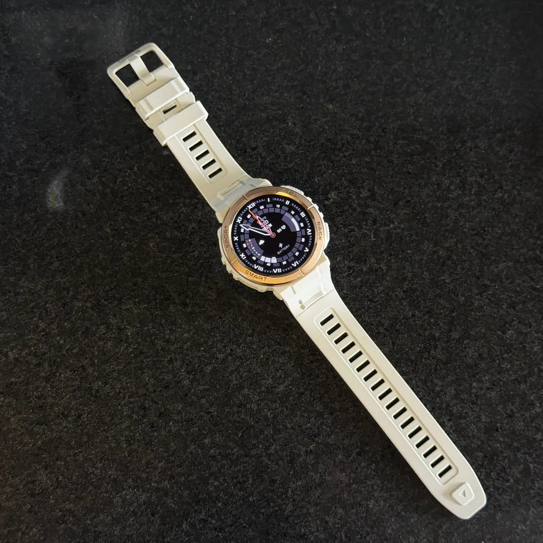 Foto do Carbon Vega com a pulseira de silicone inteira, sobre granito
