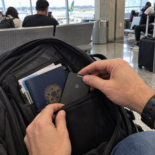 Cartão Rastreador Carbon na mochila de viagem com o passaporte