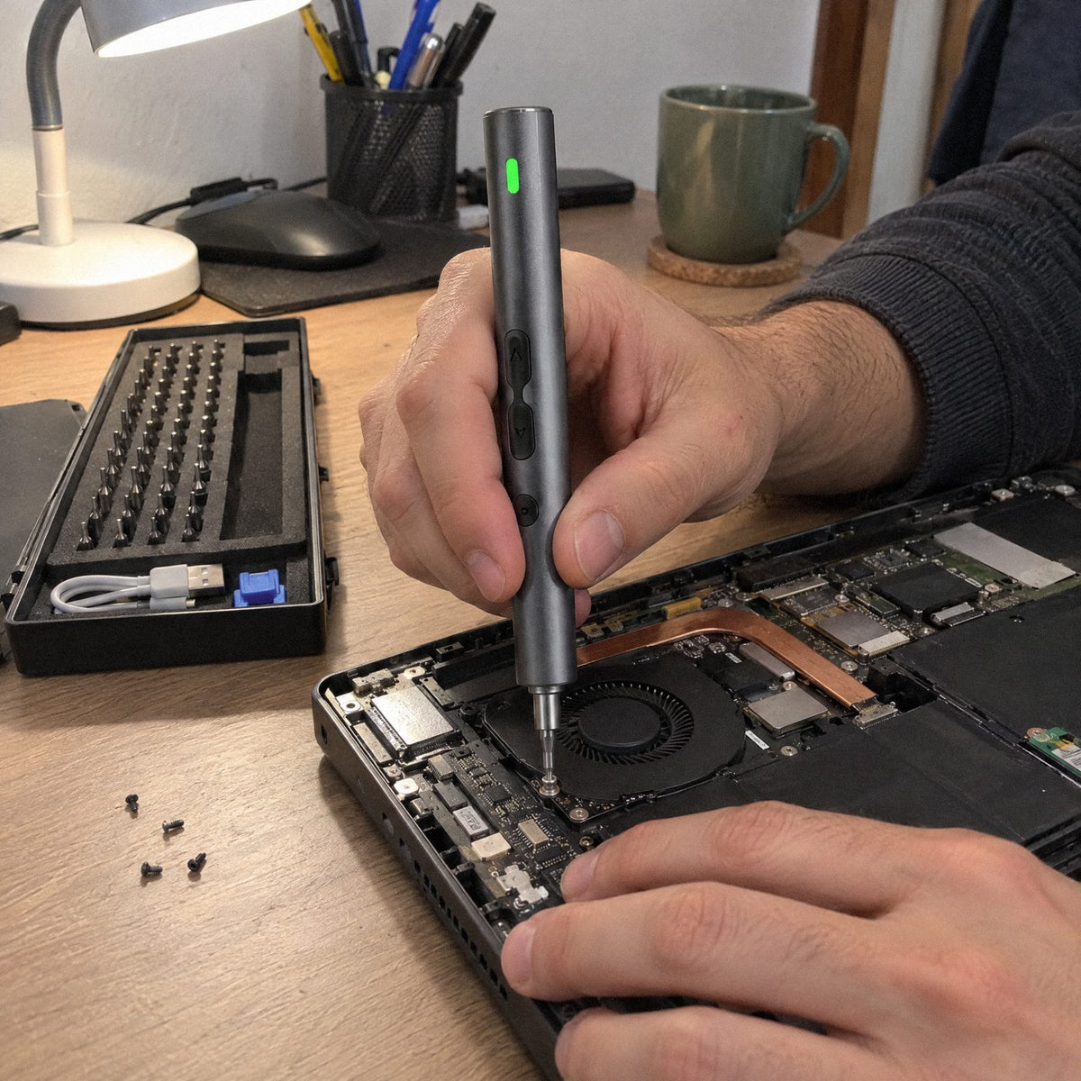 Chave de Fenda Elétrica Carbon abrindo um notebook