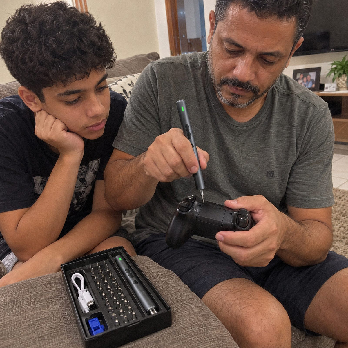 Pai abrindo o controle de videogame com a Chave de Fenda Elétrica Carbon