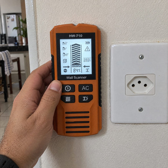 Tela do Detector de Parede Carbon avisando fio com energia
