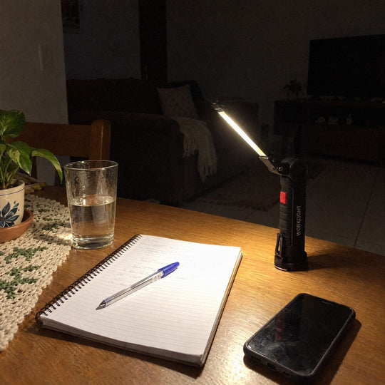 Lanterna Magnética Carbon como luminária na falta de energia