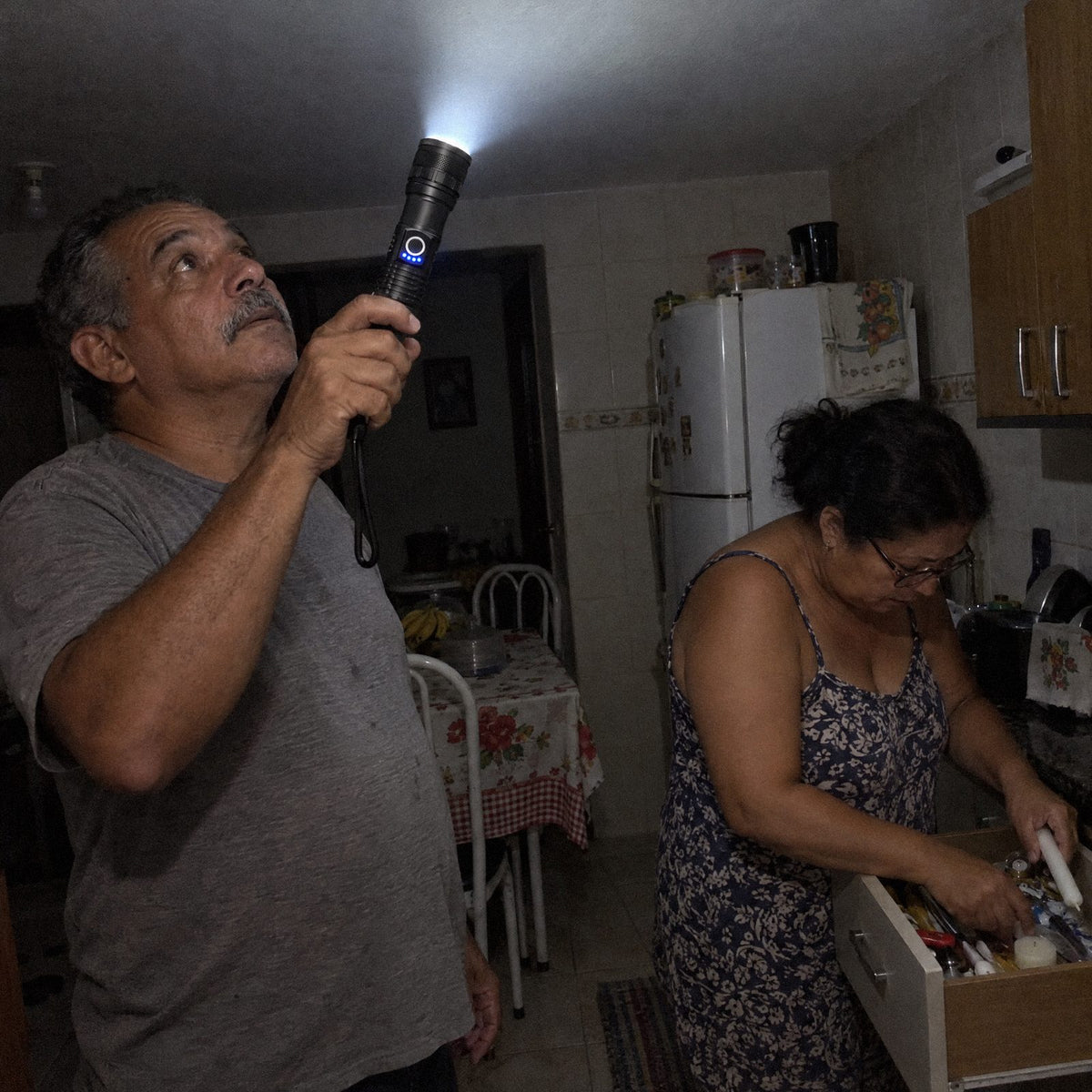 Lanterna Tática Carbon iluminando a cozinha na falta de energia