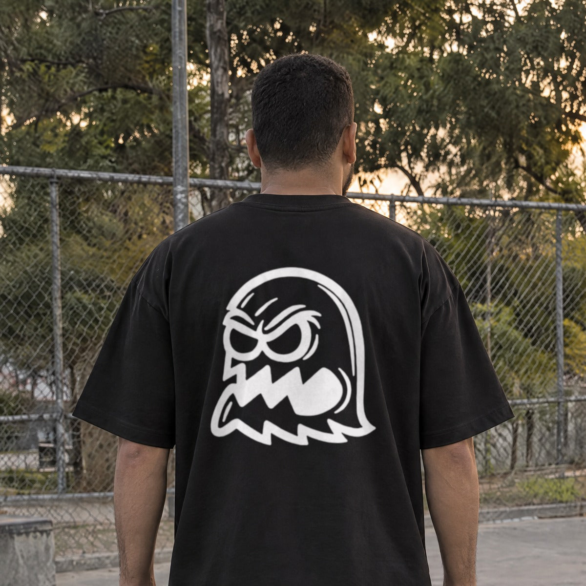 Ghost preta: vestida na rua